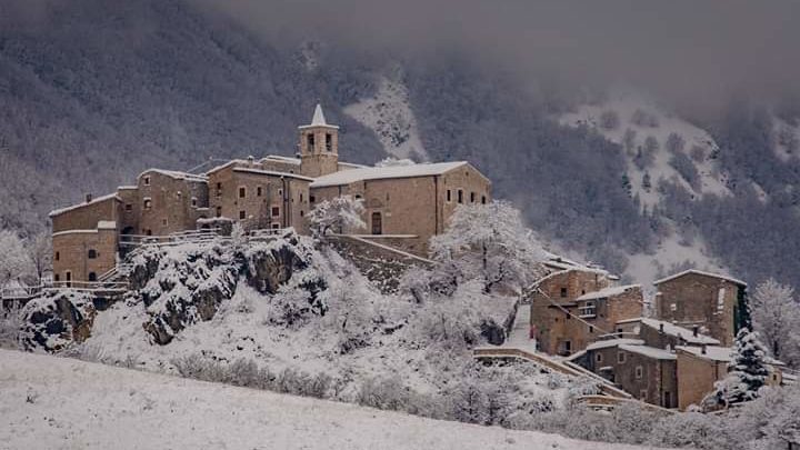 Abruzzo Il Piccolo Borgo Di Roccacaramanico Con La Neve Che Sembra Un Presepe