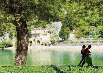 Lago di Scanno. Profumo di primavera sulle rive, acque smeraldo, erba verdissima