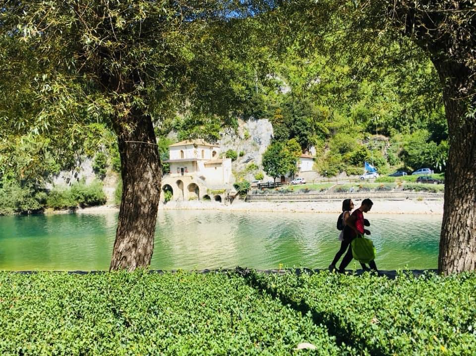 Lago di Scanno. Profumo di primavera sulle rive, acque smeraldo, erba verdissima