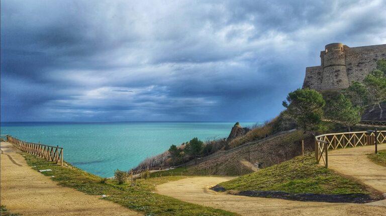 Ortona. Il Castello Aragonese fronteggia il Mare turchese e il Cielo blu