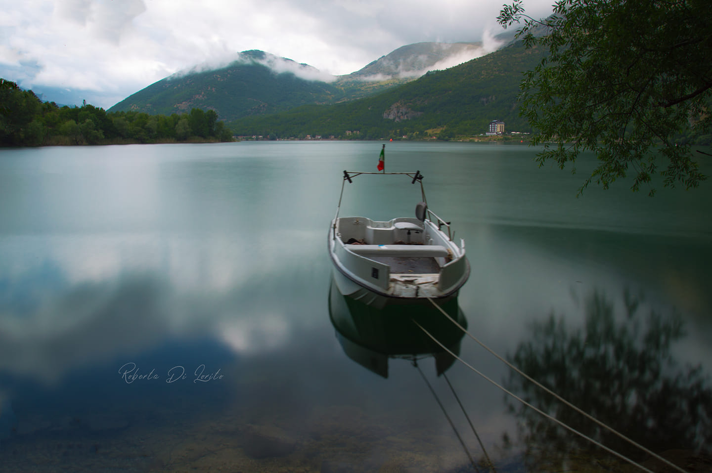 Abruzzo. Lago di Scanno. Arriva la pace dopo la tempesta e la barchetta sonnecchia sull'acqua