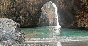 Come fare per visitare la Spiaggia dell'Arco Magno? Via mare, via terra, Sentiero da percorrere e consigli