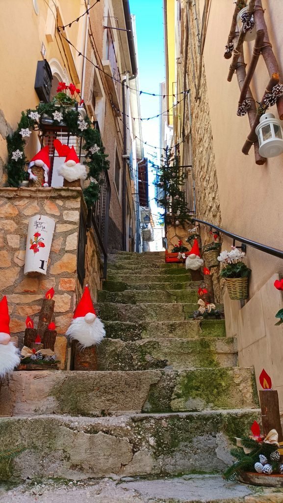 L'Aria del Natale vola felice tra le vie del Borgo di Caramanico Terme. Guarda tutte le foto