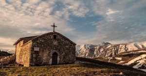 Itinerario in Abruzzo. Dal Tempietto di S. Eusanio fino a Piano di Fugno e le creste del Monte Compustone