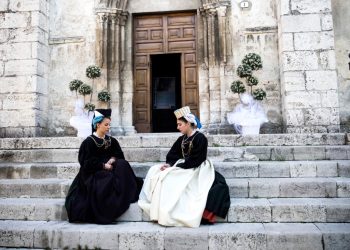 Donne-in-costumi-tradizionali-di-Scanno-sulla-gradinata-della-Chiesa-di-Santa-Maria-della-Valle