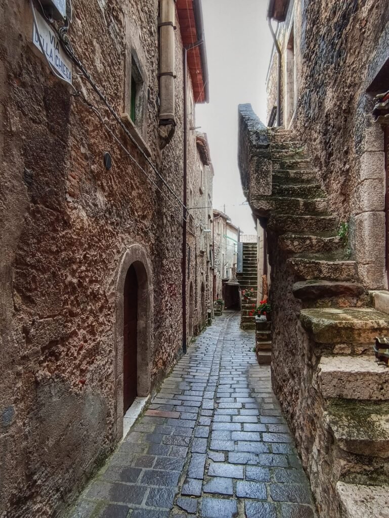 Castelvecchio Calvisio, L'Aquila