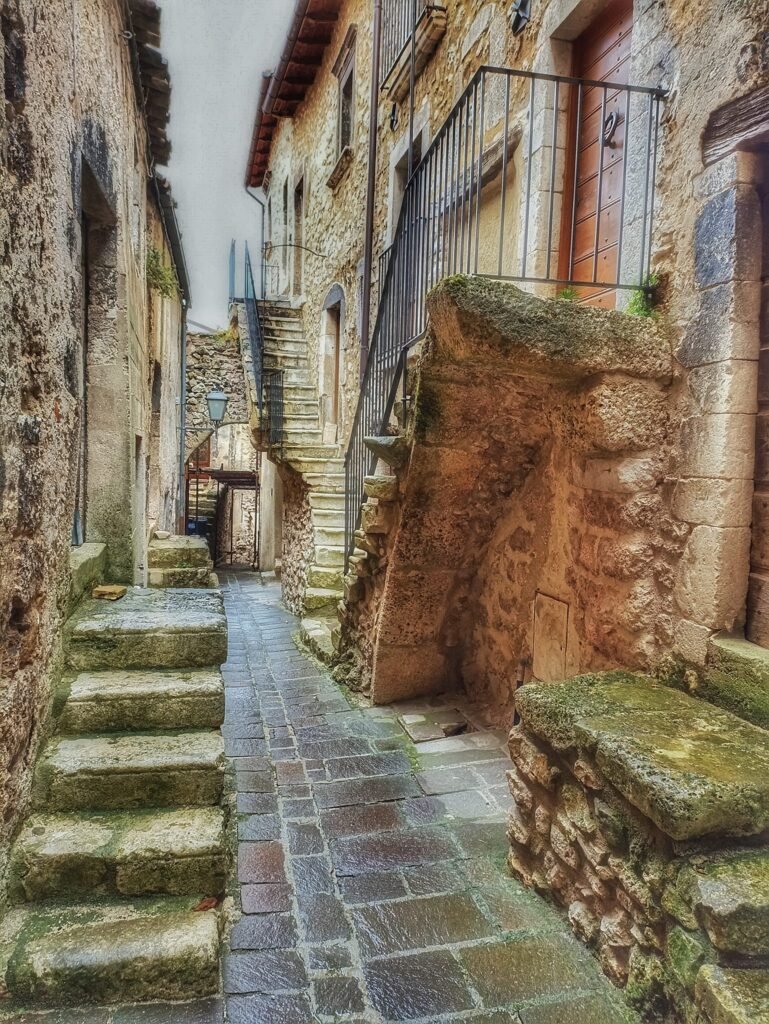 Castelvecchio Calvisio, L'Aquila