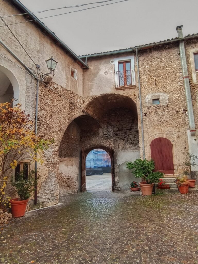 Castelvecchio Calvisio, L'Aquila