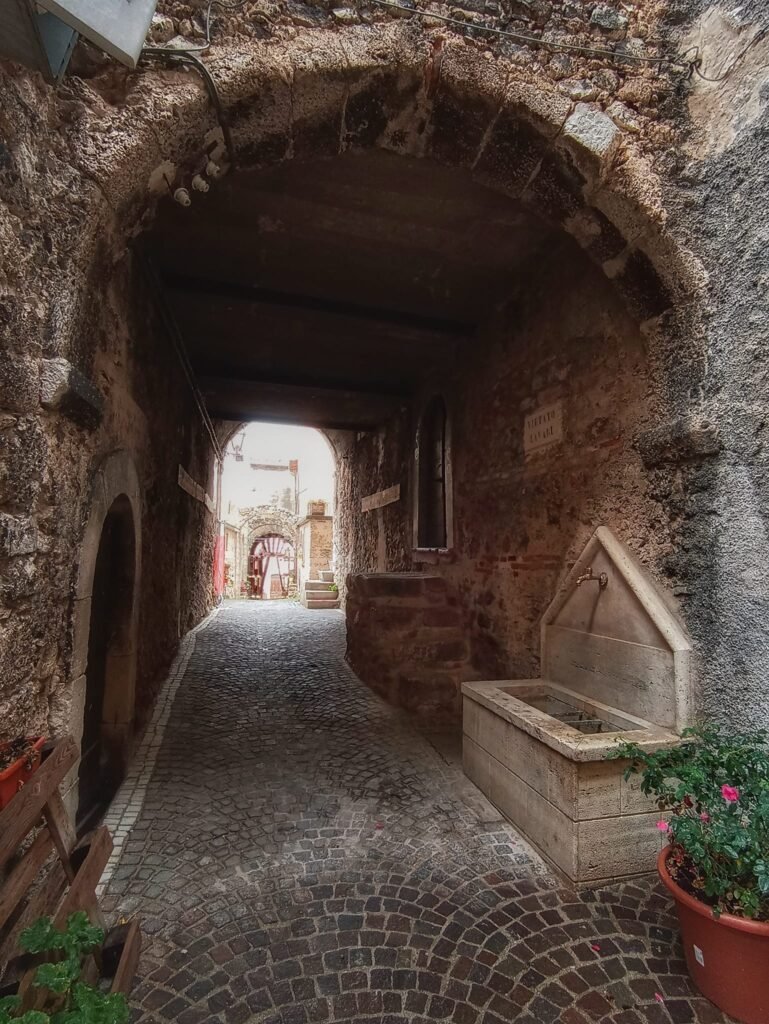 Castelvecchio Calvisio, L'Aquila