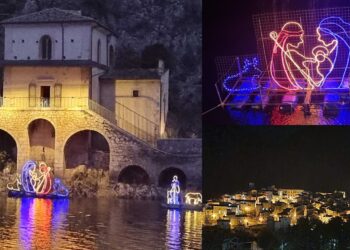 Lago e borgo di Scanno a Natale