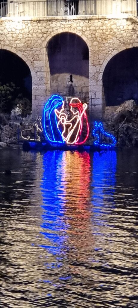 Lago e borgo di Scanno a Natale