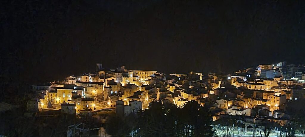 Lago e borgo di Scanno a Natale