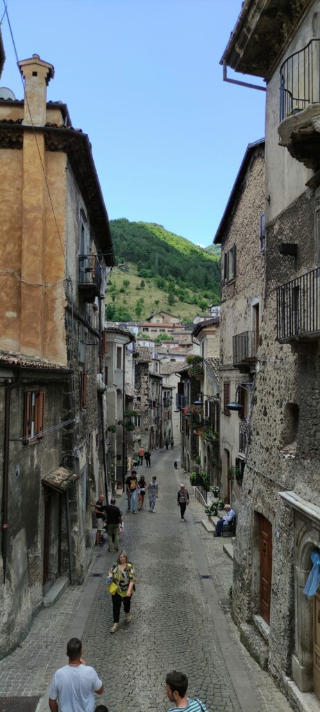 lago e borgo di scanno