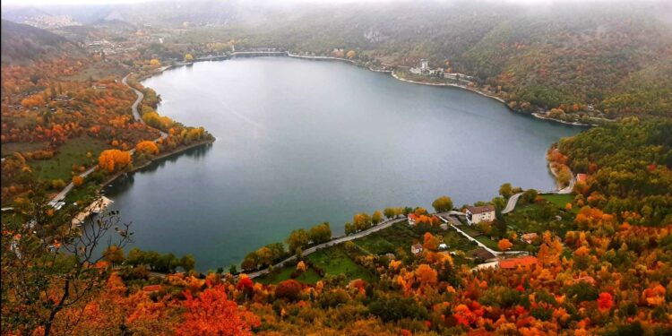 lago di scanno autunno foliage