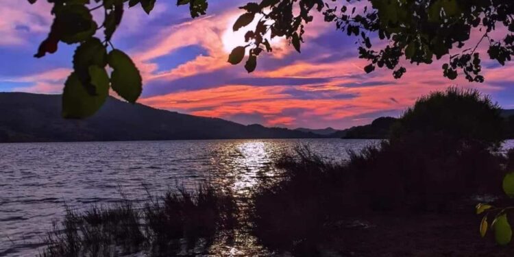 lago di campotosto tramonto