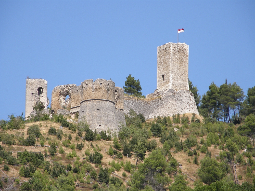 Castello Cantelmo, una immersione nella storia e nella bellezza medievale