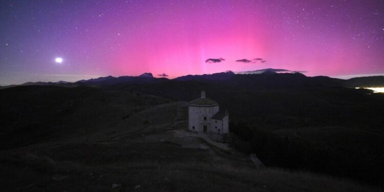 Aurora boreale a Rocca Calascio