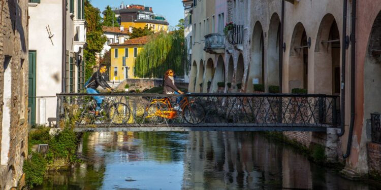 turismo in italia - In bici sul Canale dei Buranelli foto Regione Veneto