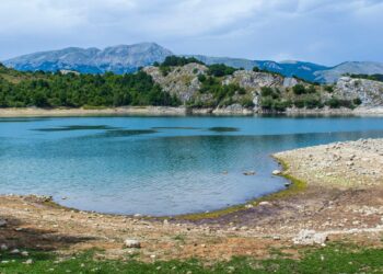 lago della montagna spaccata