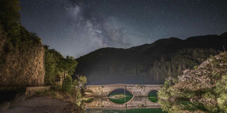 Il lago di San Domenico a Villalago (Aq) in una notte d’estate