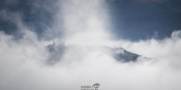 Rocca Calascio avvolto dalle nuvole, veduta dal Monte Bolza