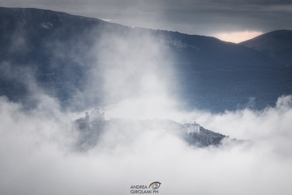 Rocca Calascio avvolto dalle nuvole, veduta dal Monte Bolza