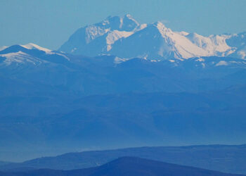 gran sasso visto dal monte amiata