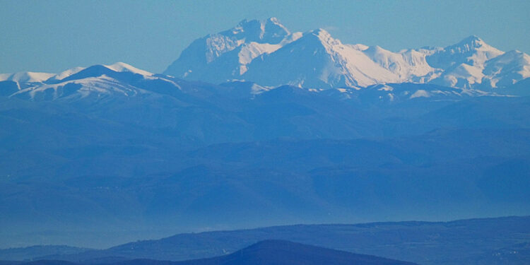 gran sasso visto dal monte amiata